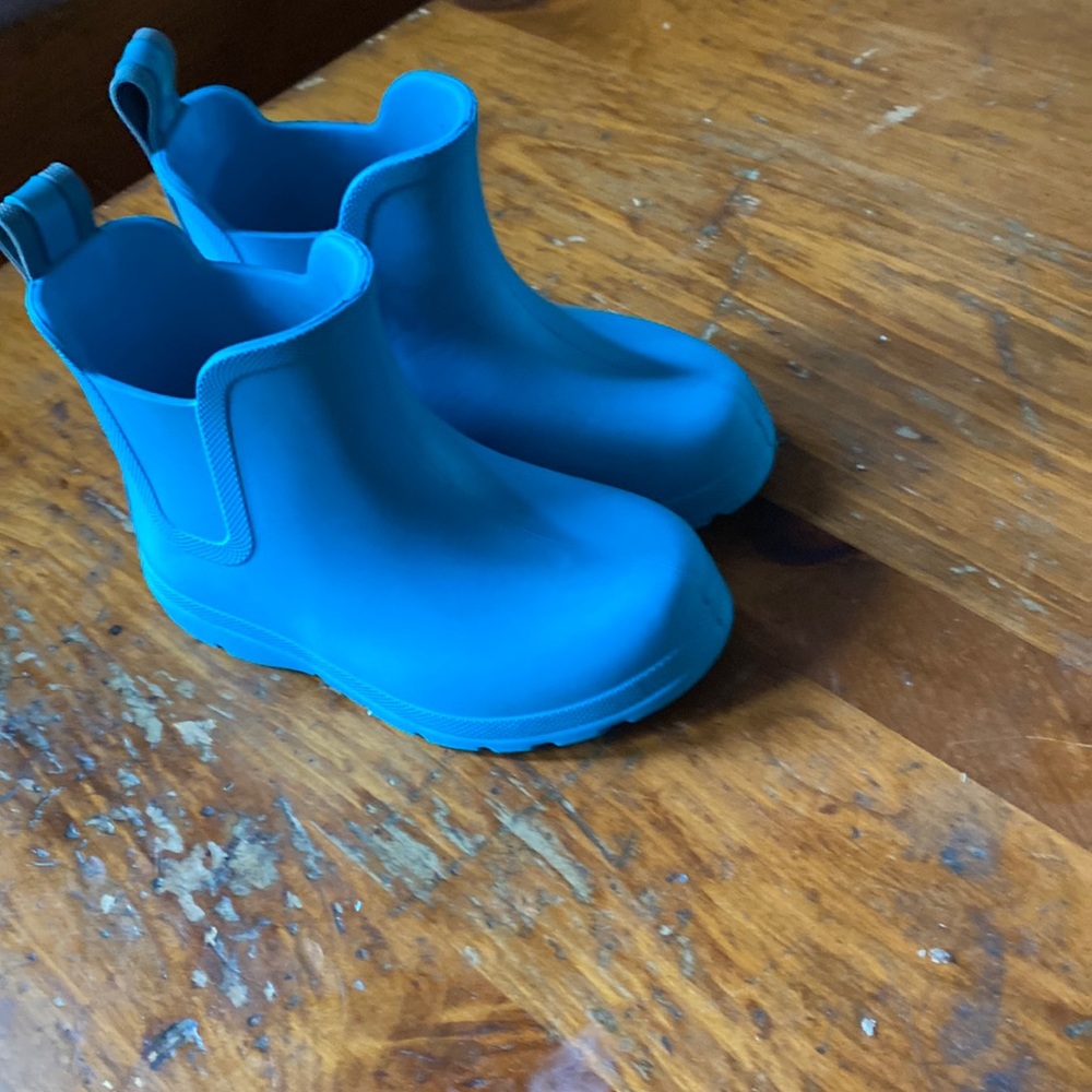 Boots Toddler size 5-6 US 4-5 UK.